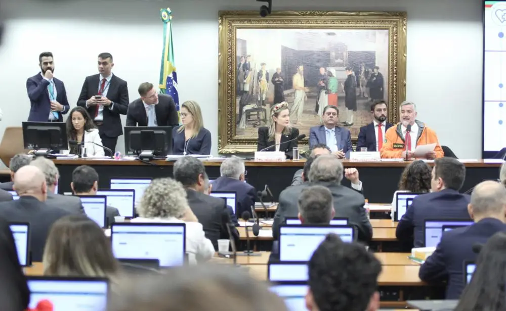 Parlamentares na Câmara dos Deputados ouvem o ministro da Secretaria Especial criada para coordenar a recuperação do Rio Grande do Sul após as enchentes.